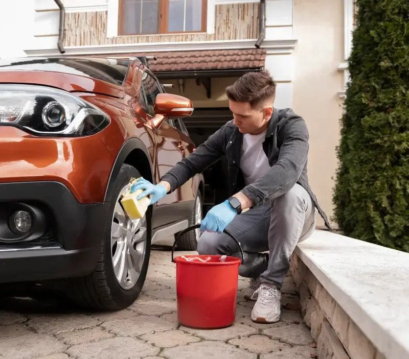 Lavage auto à domicile Aunay-sous-Auneau : professionnel intervenant sur un véhicule